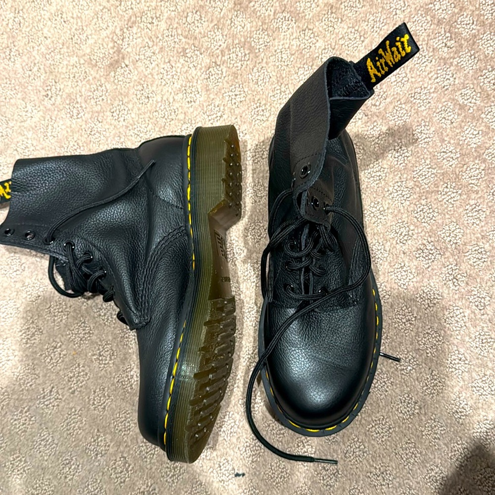 Like new Dr. Martens black boots
